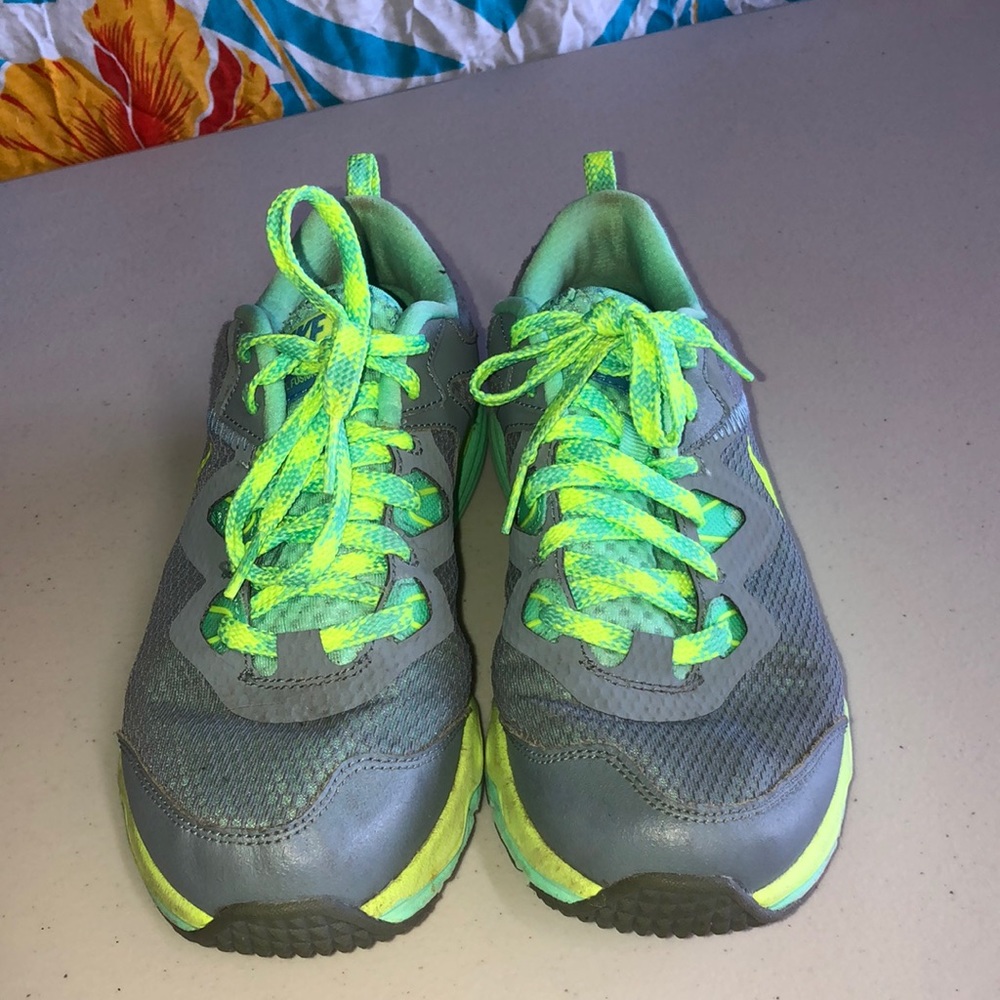 Tennis shoes